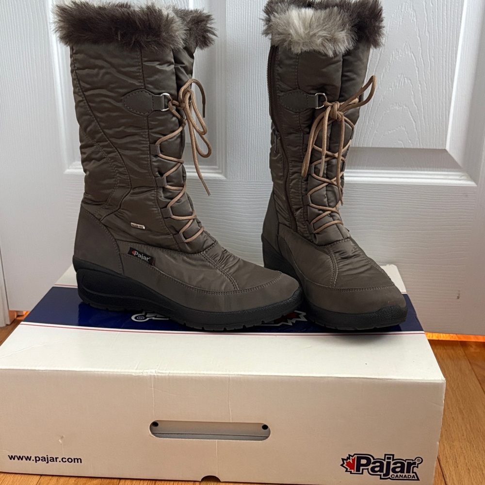 Pajar Women's khaki /Brown Winter Boots with Fur Trim
Worn once -like new